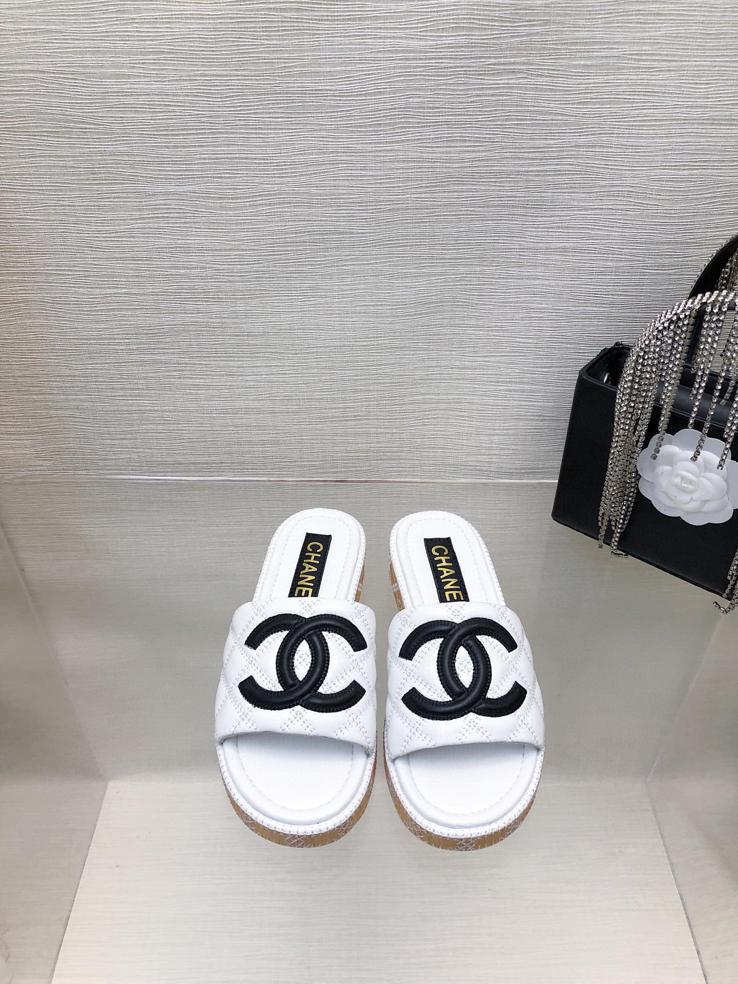CE-Embroidered logo slippers