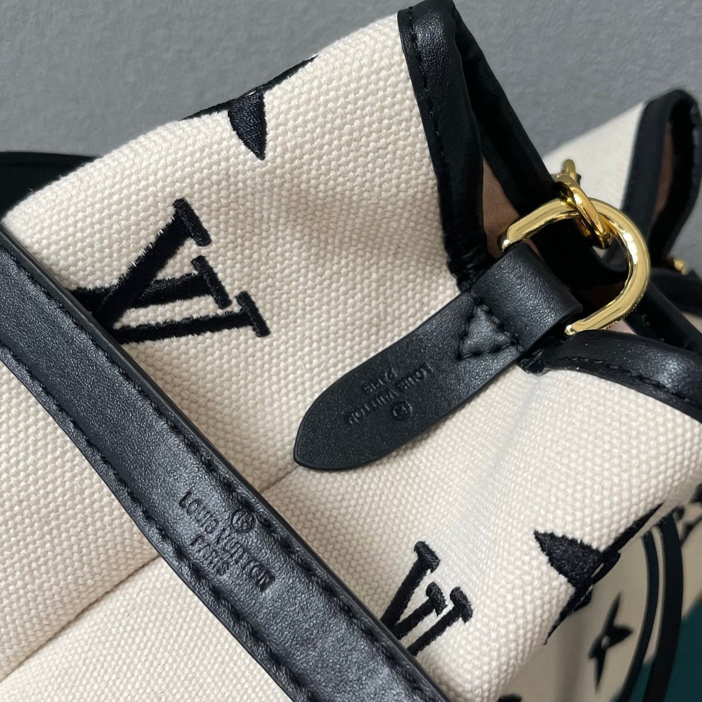 L-Bucket bag