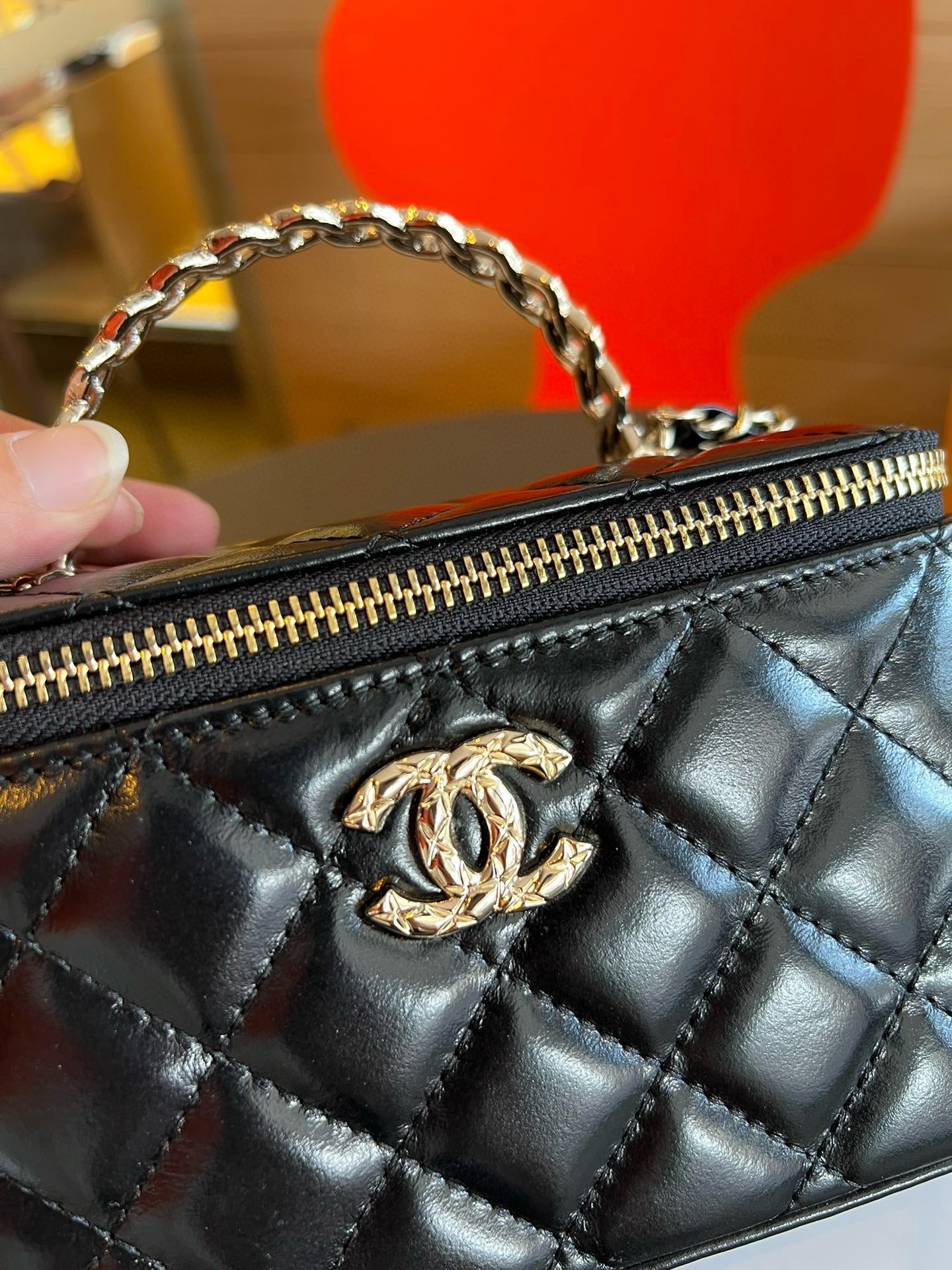 CE-Classic shape box handbag