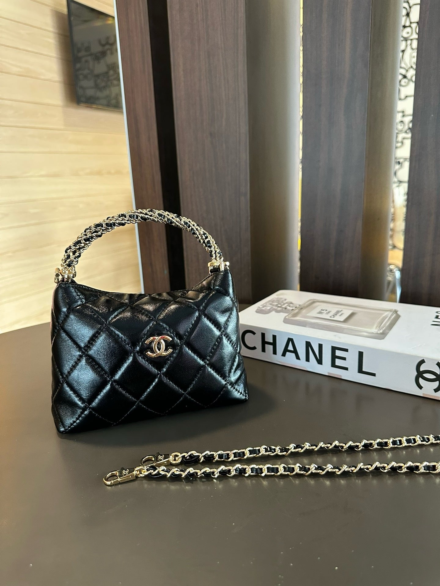 CE-24B lunch box bag with twist chain handle