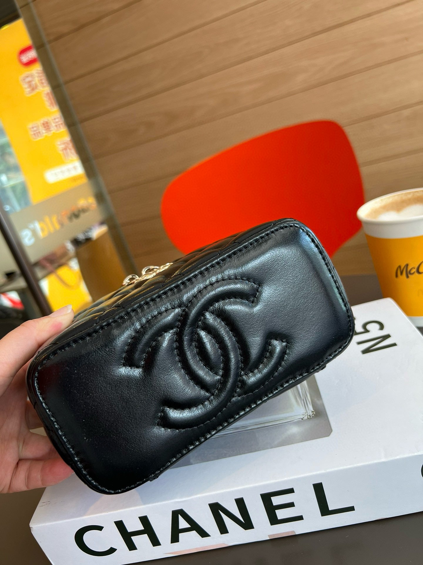 CE-Classic shape box handbag
