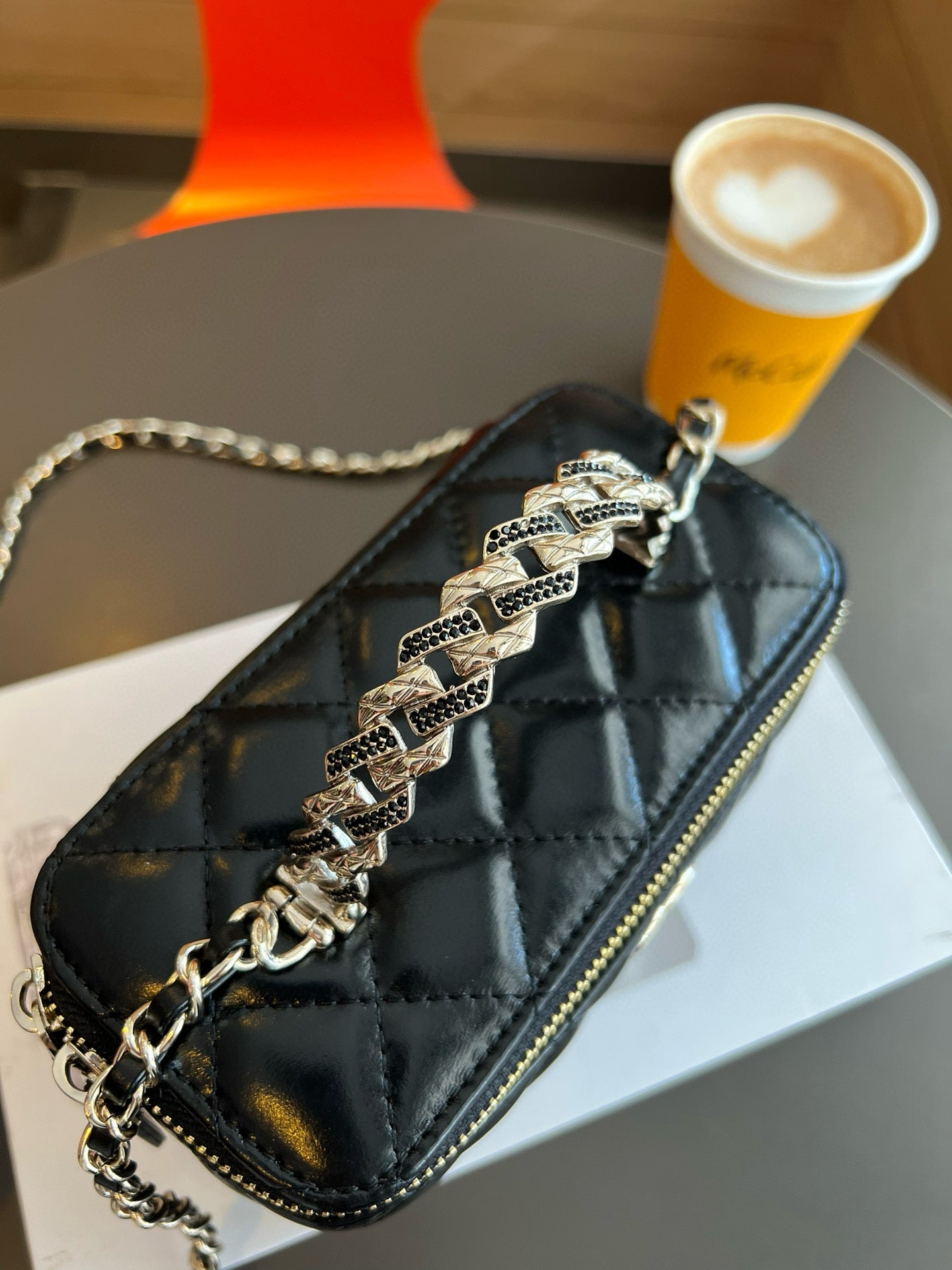 CE-Classic shape box handbag