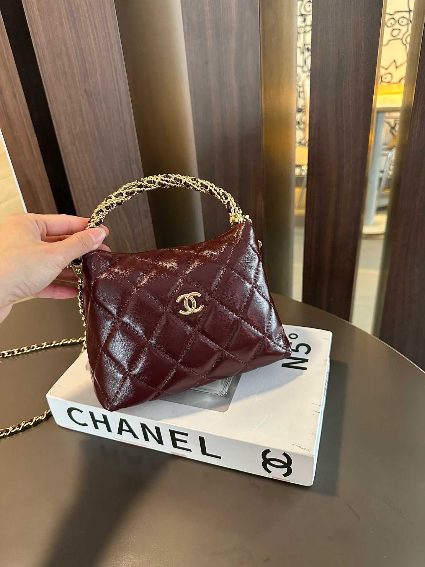 CE-24B lunch box bag with twist chain handle