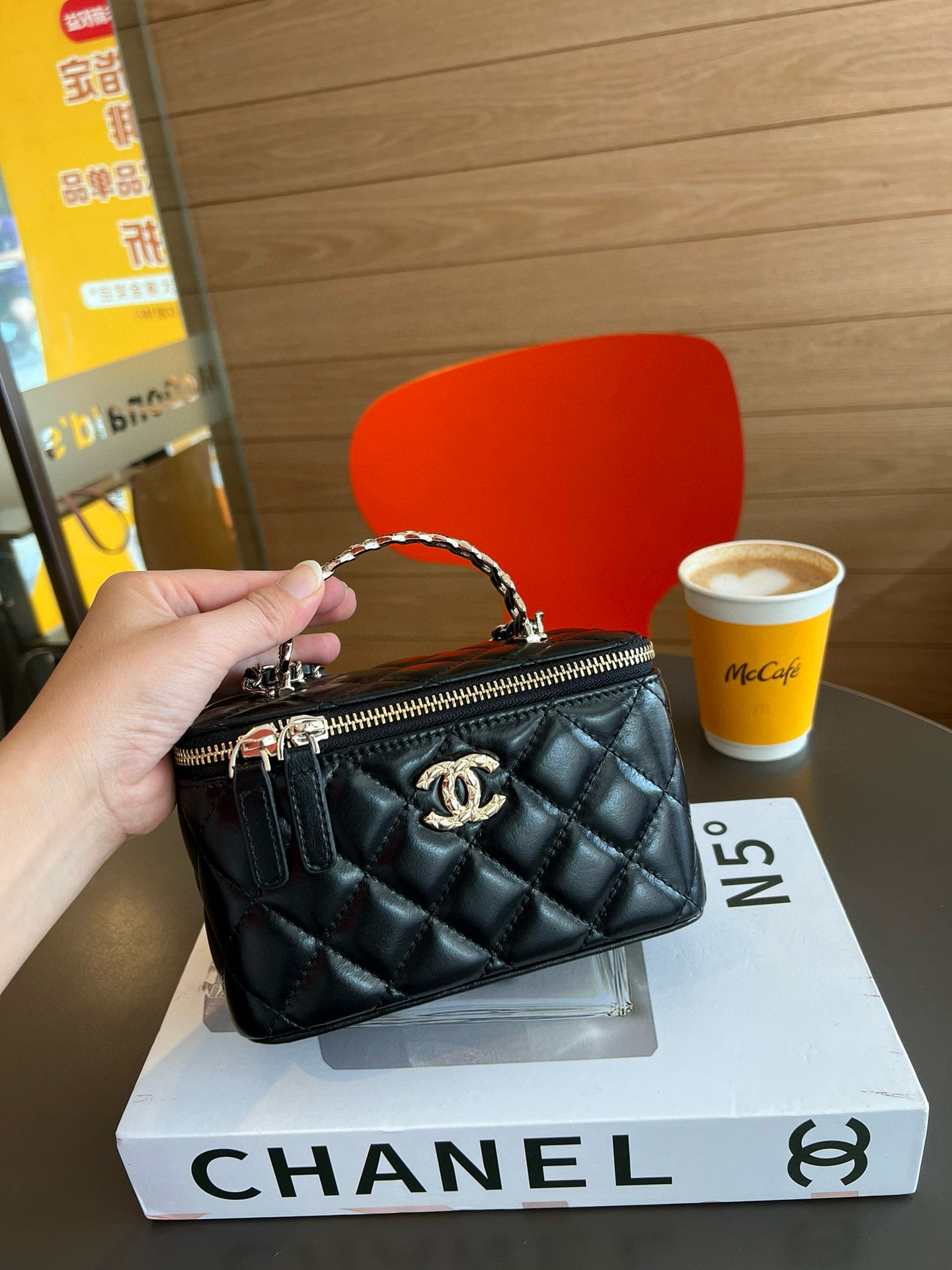 CE-Classic shape box handbag
