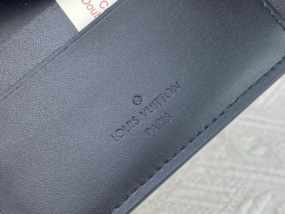 L- canvas with a soft leather lining