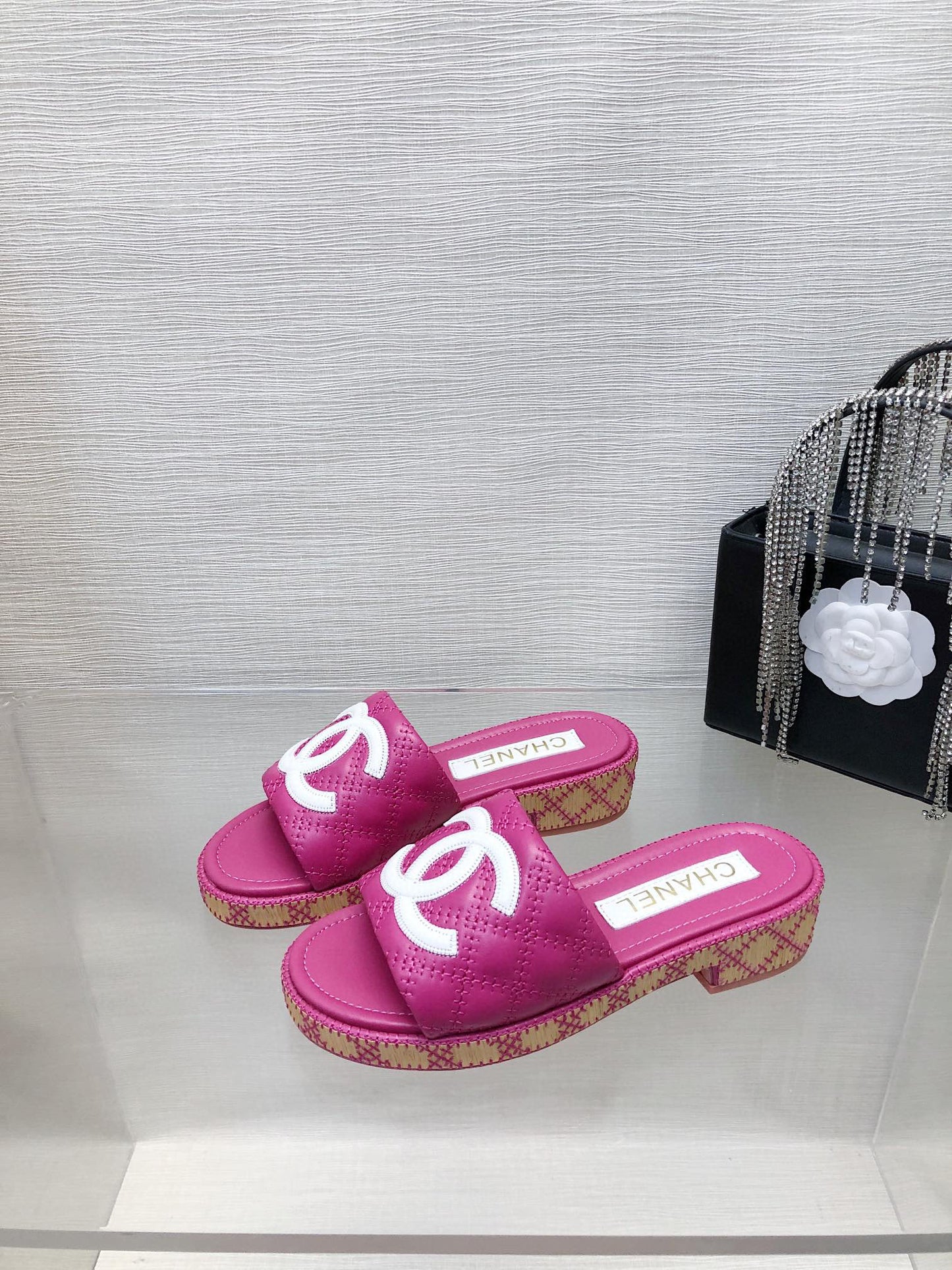 CE-Embroidered logo slippers