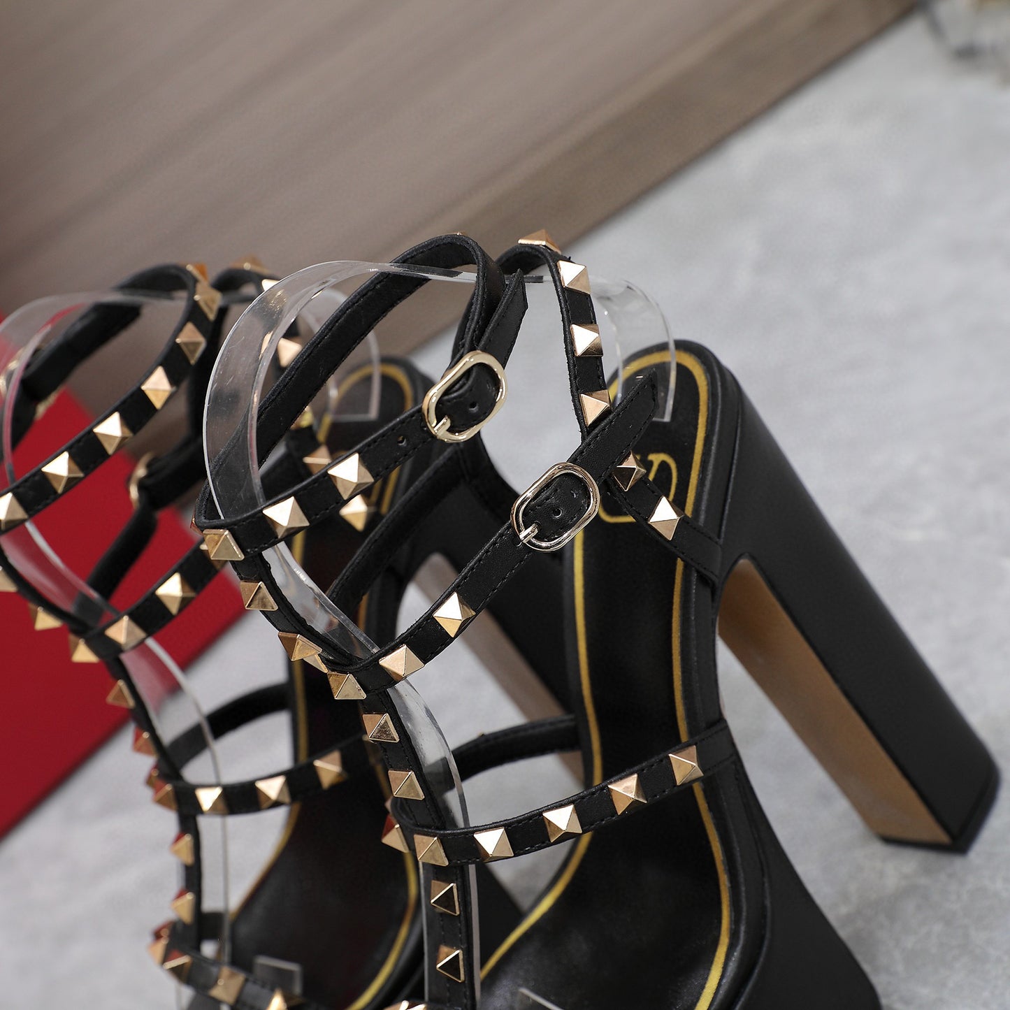 V-Paris Fashion Week 2024