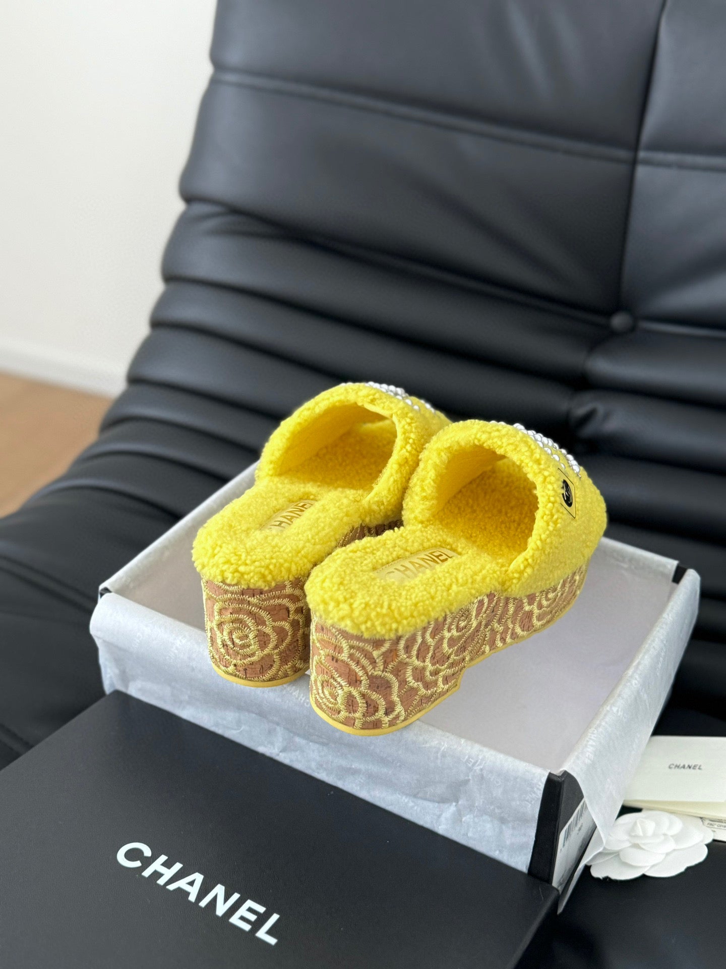 CE-New furry slippers