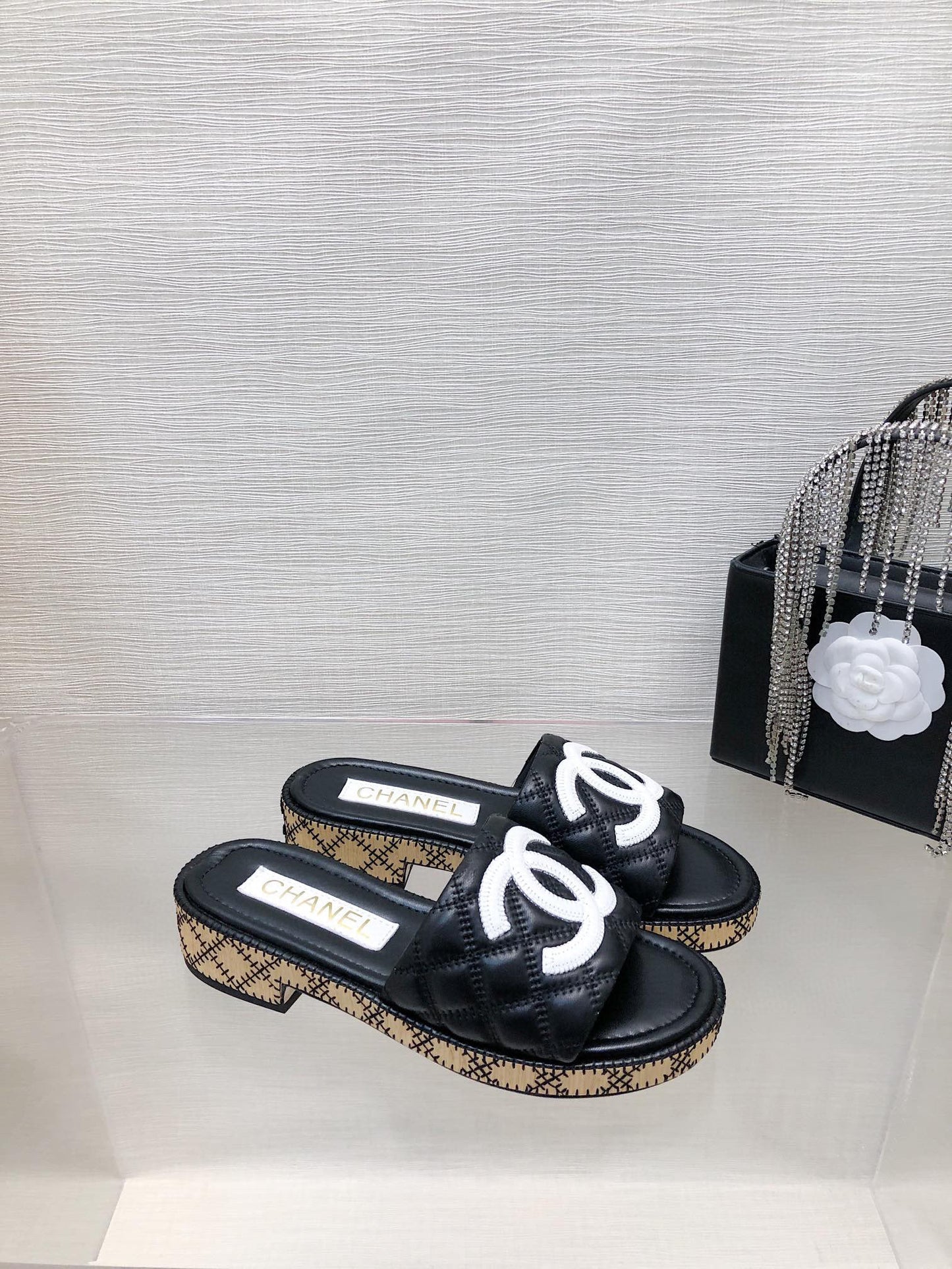 CE-Embroidered logo slippers