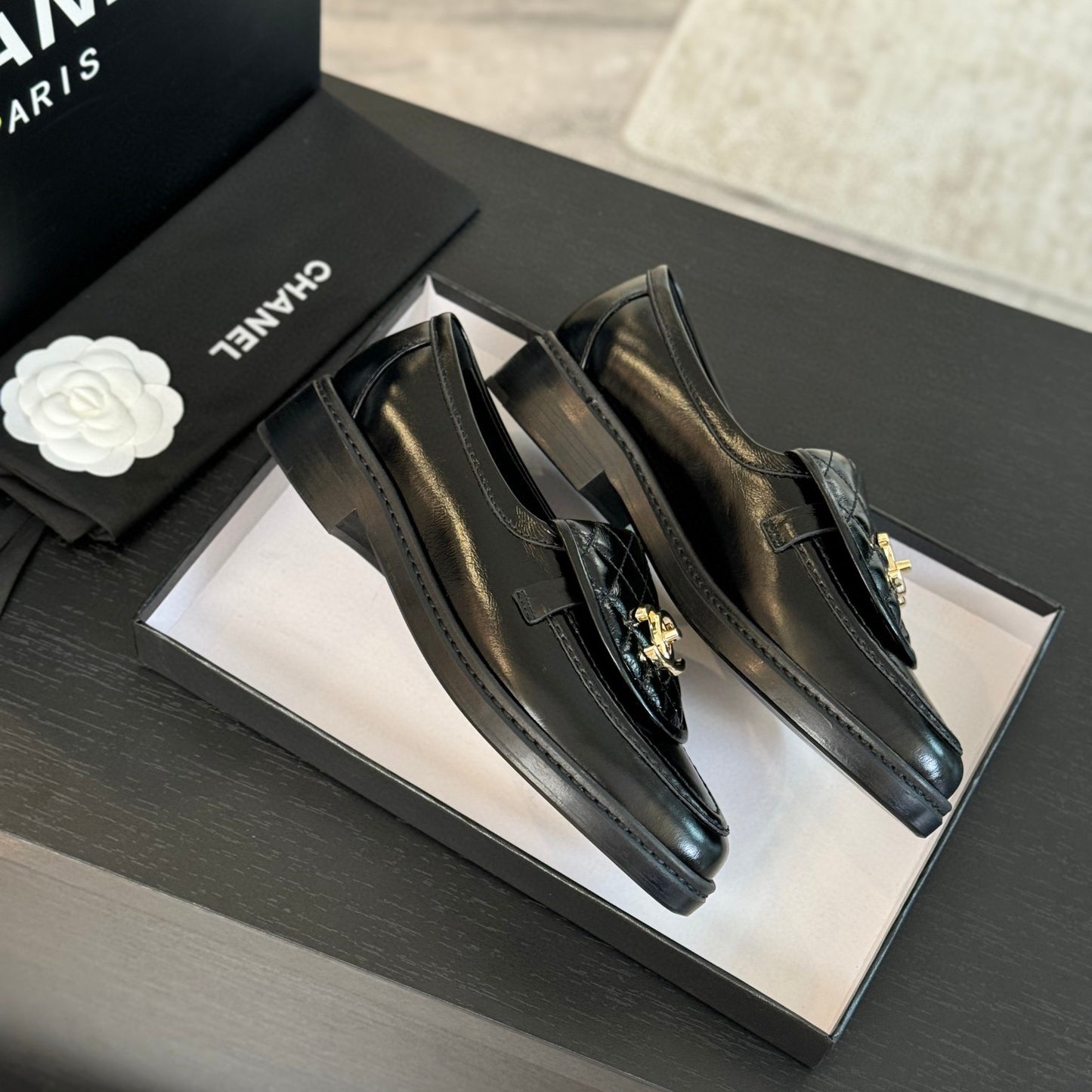 CE-Classic clamshell loafers