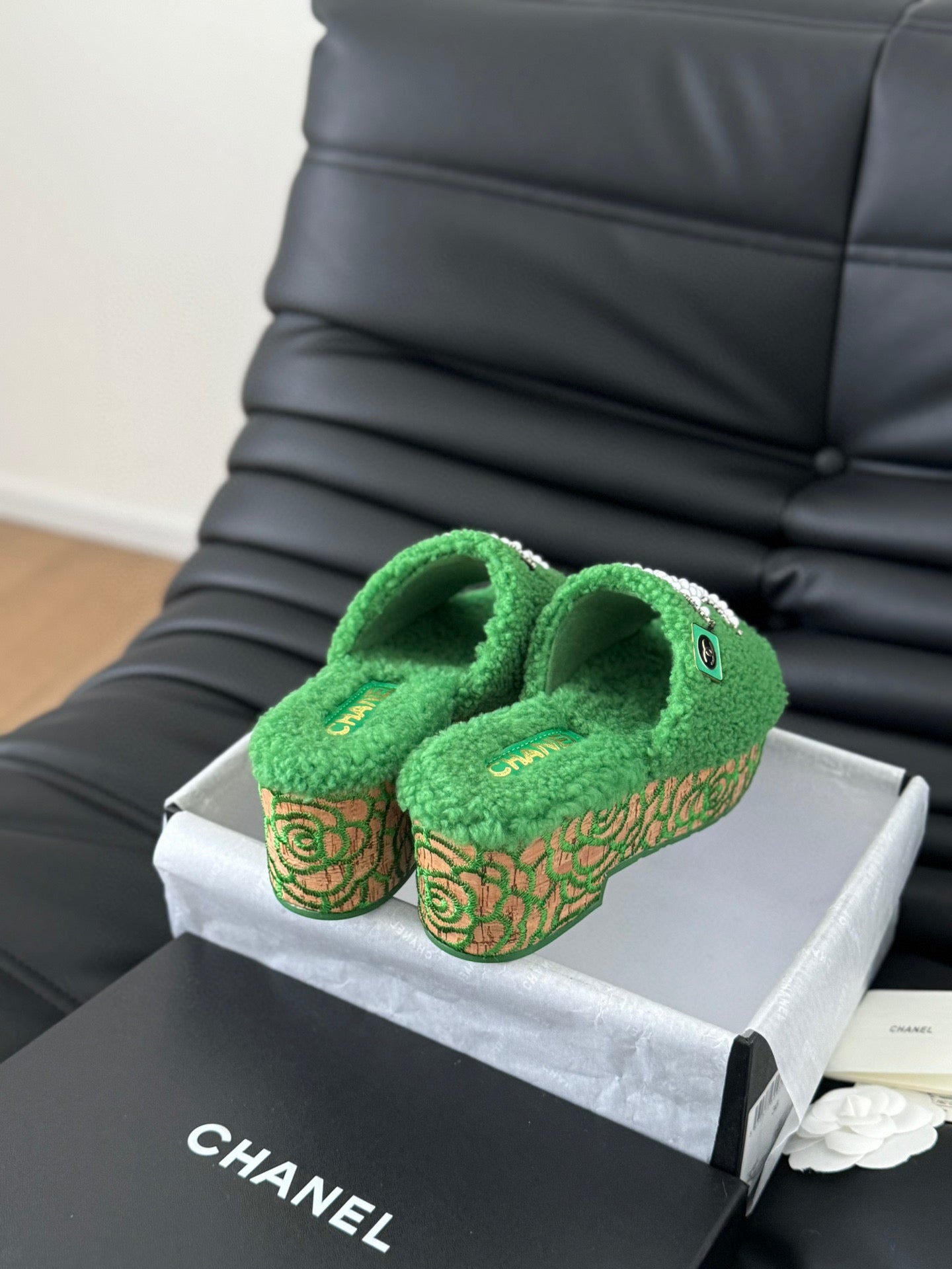 CE-New furry slippers