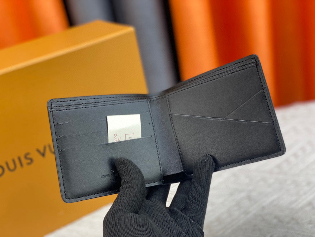 L- canvas with a soft leather lining