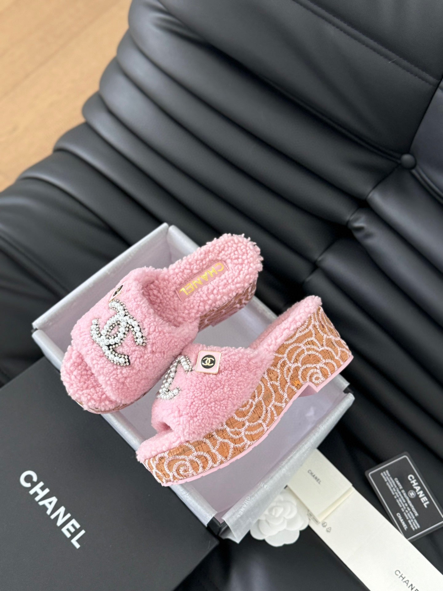CE-New furry slippers