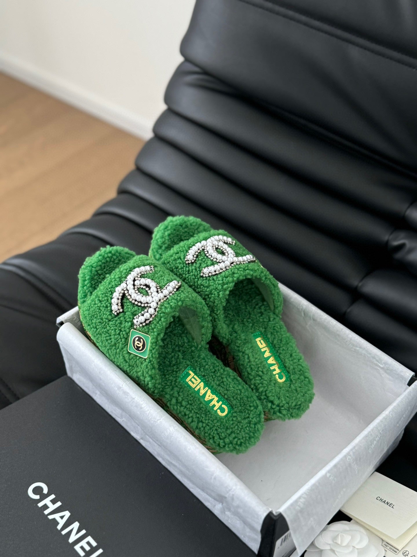 CE-New furry slippers