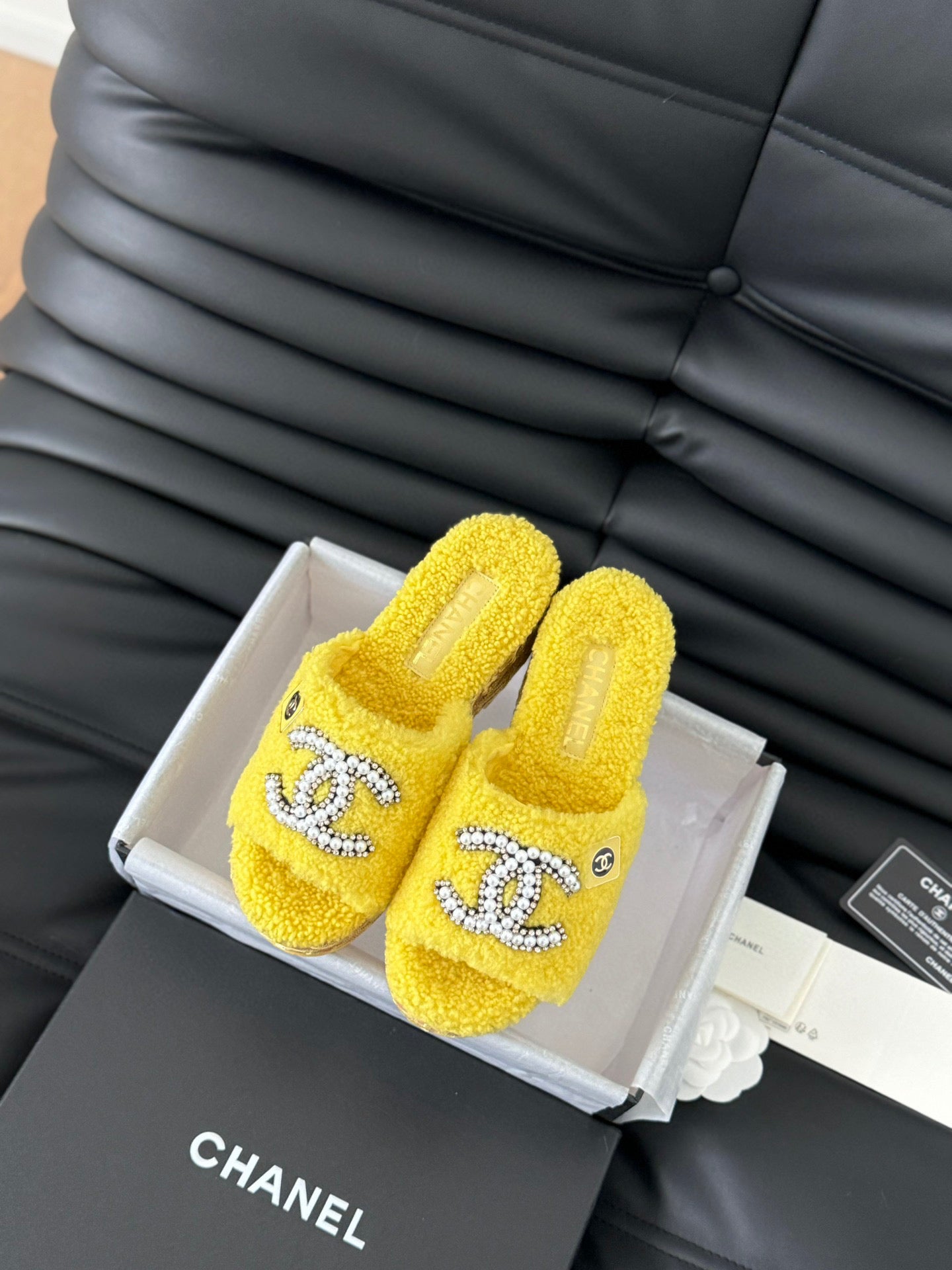 CE-New furry slippers