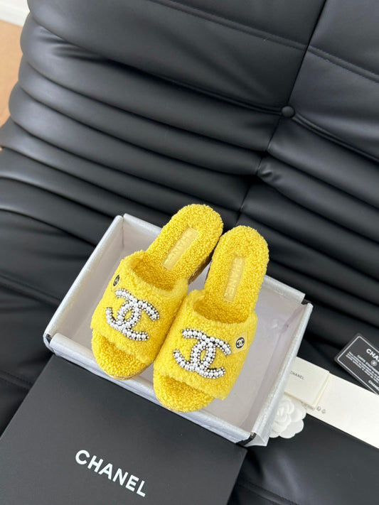 CE-New furry slippers