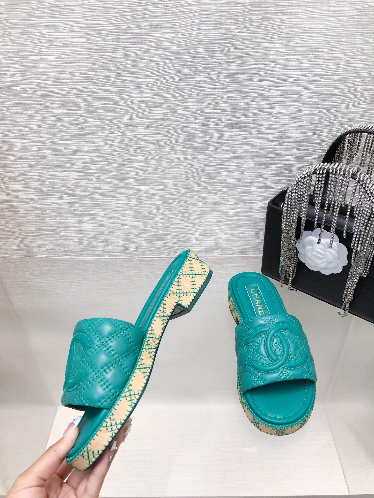 CE-Embroidered logo slippers