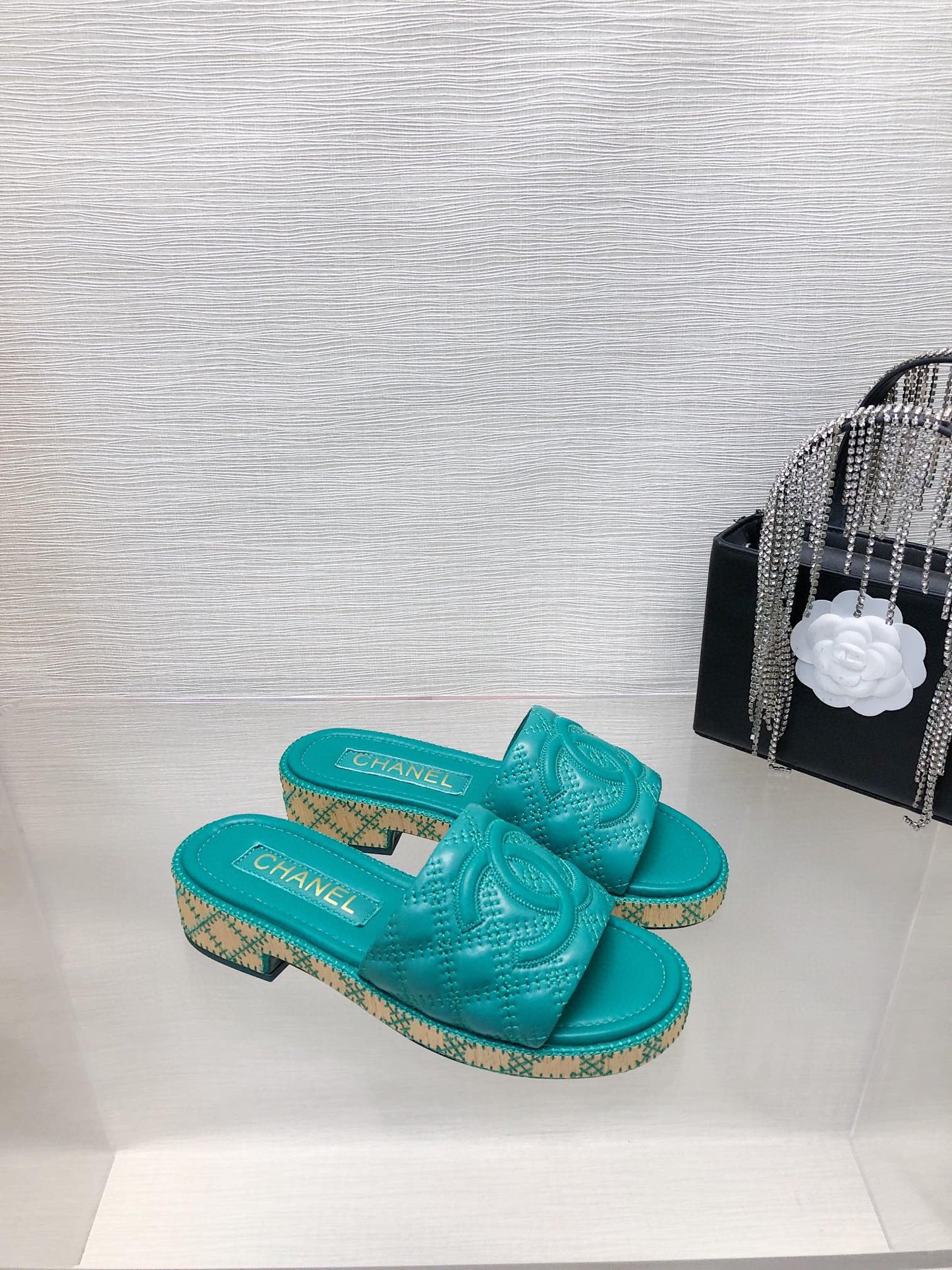 CE-Embroidered logo slippers