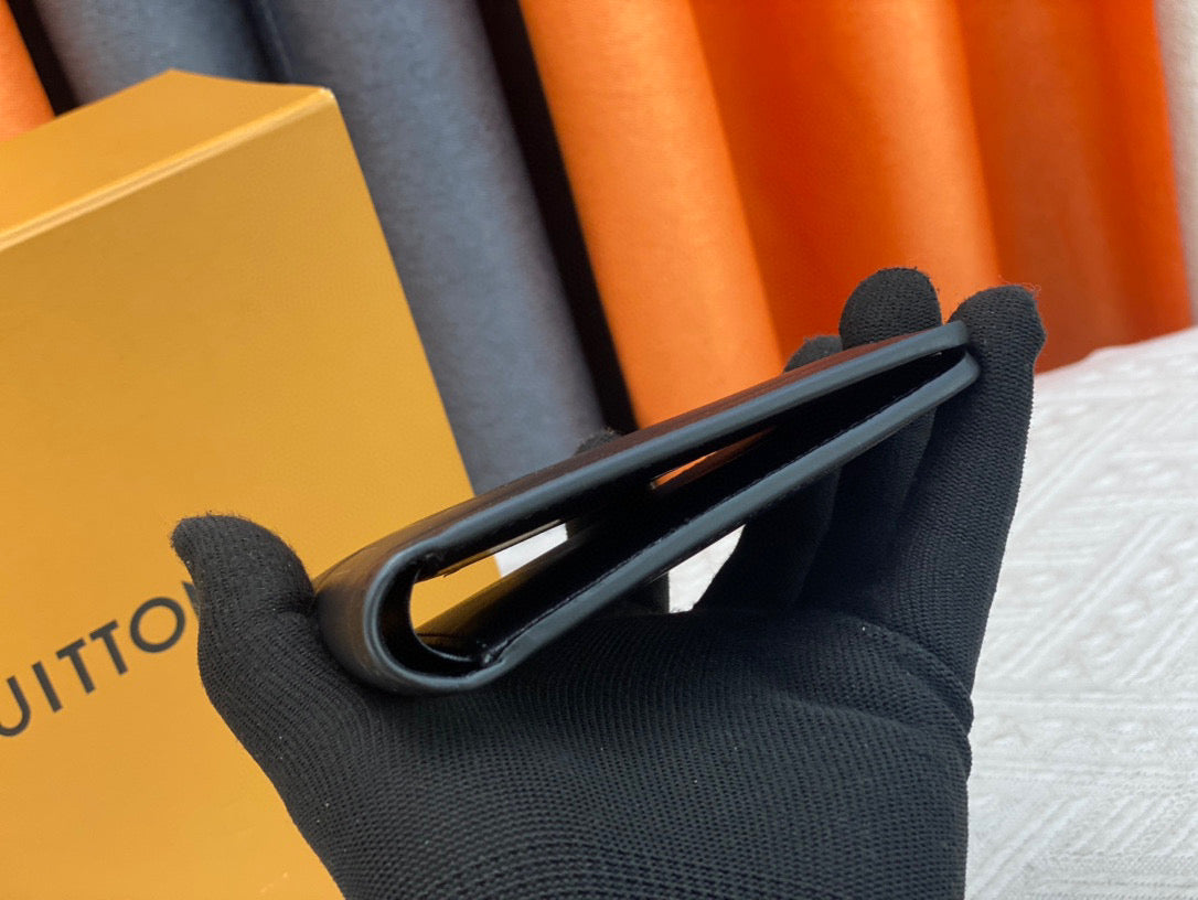 L- canvas with a soft leather lining