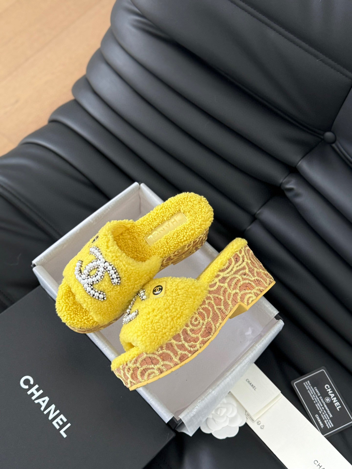 CE-New furry slippers