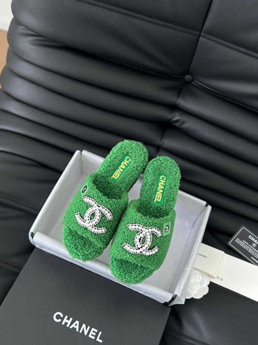 CE-New furry slippers