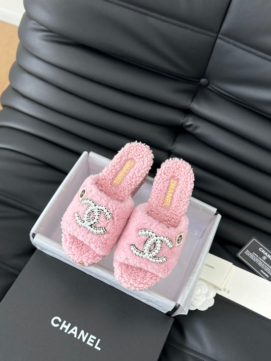 CE-New furry slippers