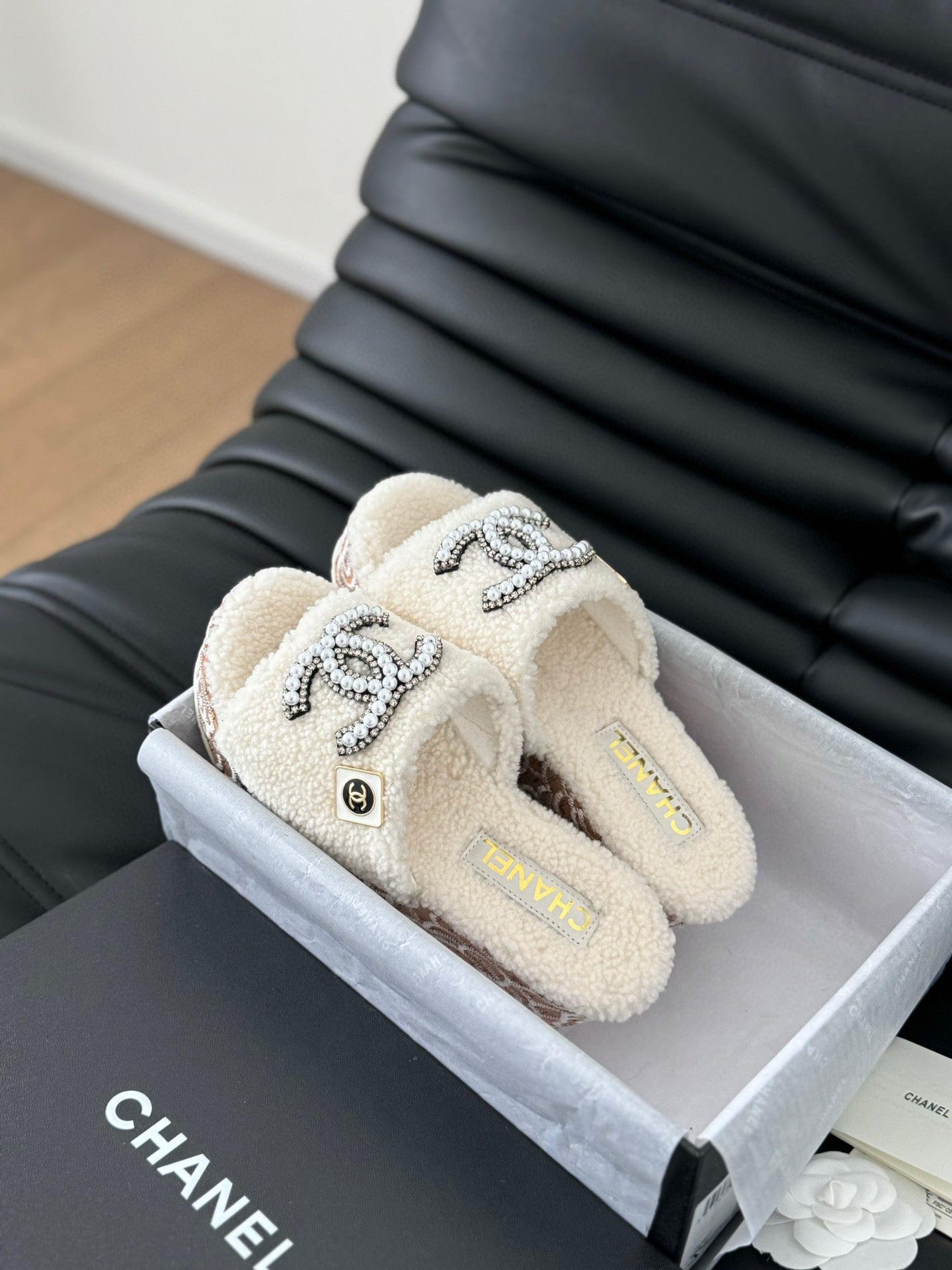 CE-New furry slippers