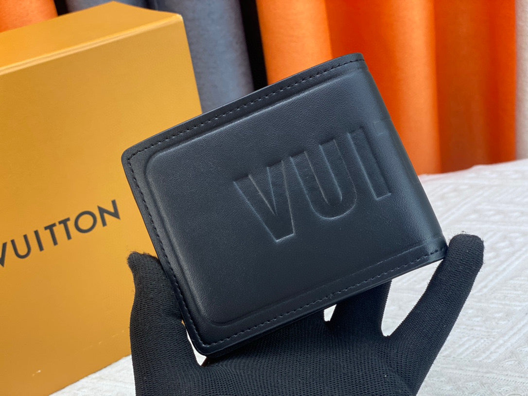 L- canvas with a soft leather lining