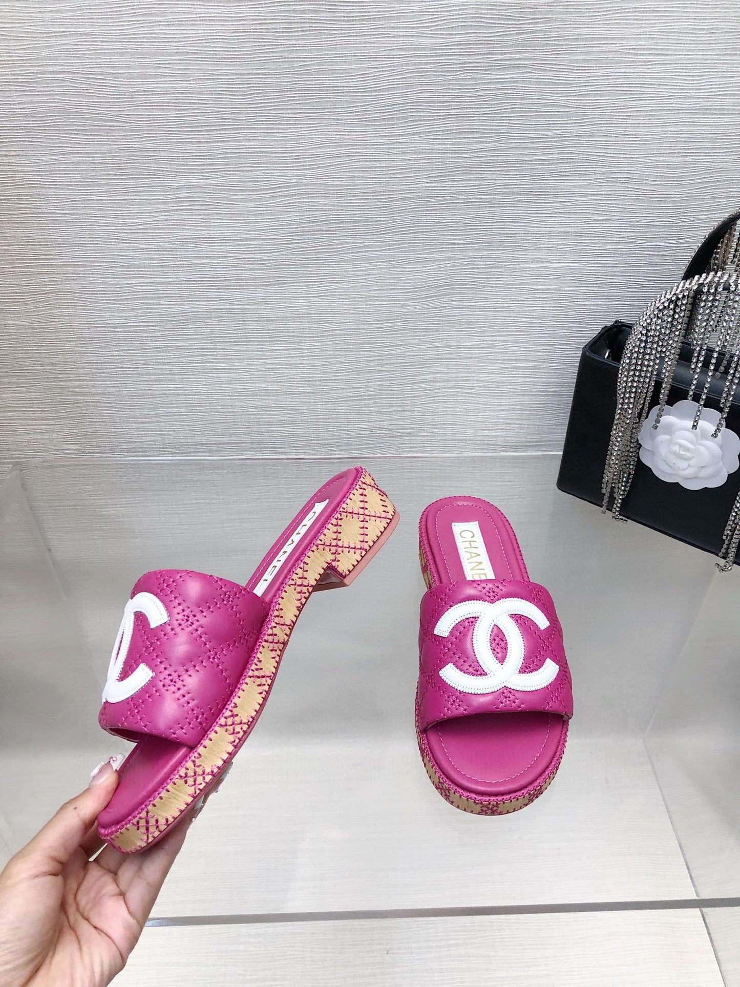 CE-Embroidered logo slippers