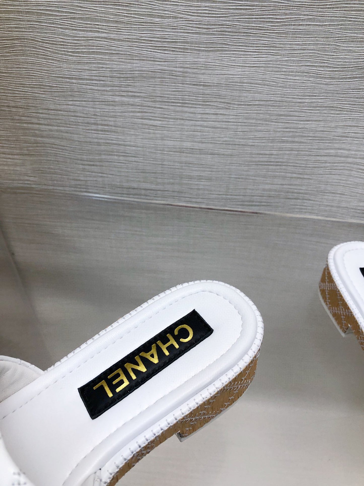 CE-Embroidered logo slippers