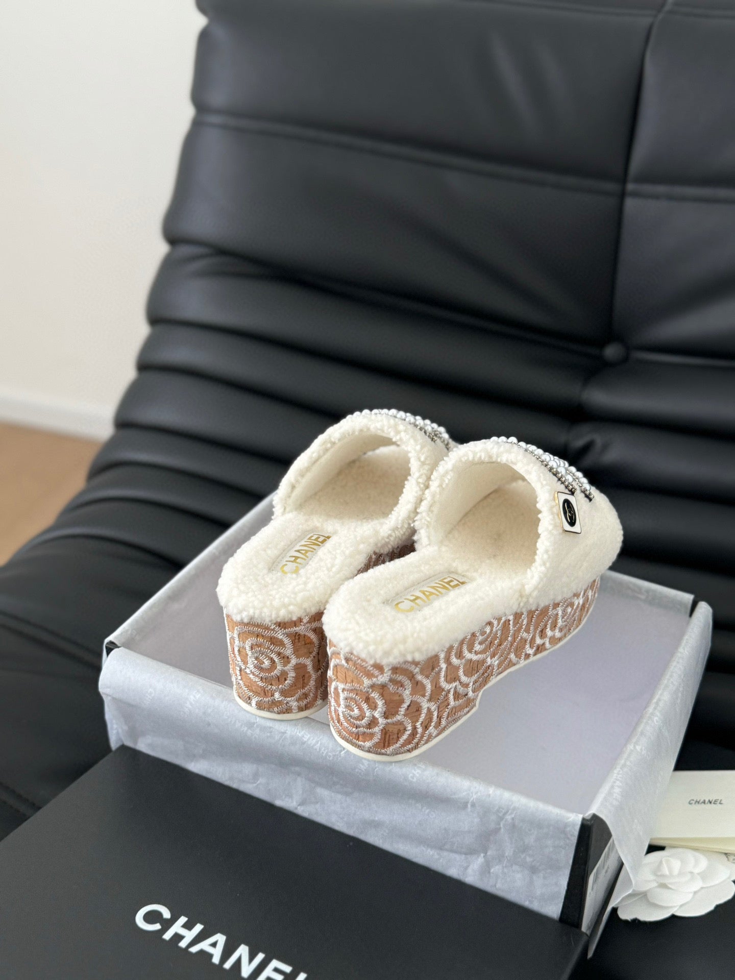 CE-New furry slippers