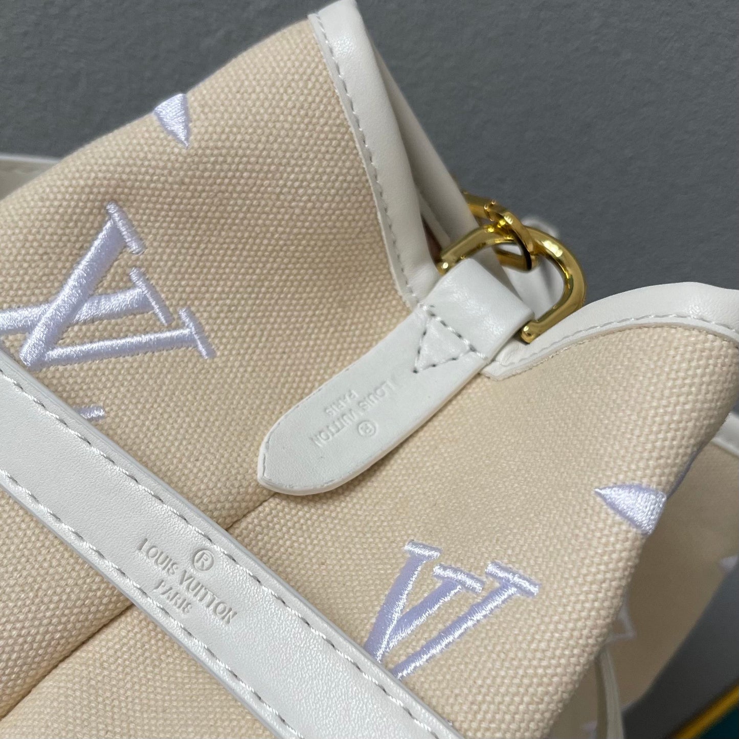 L-Bucket bag