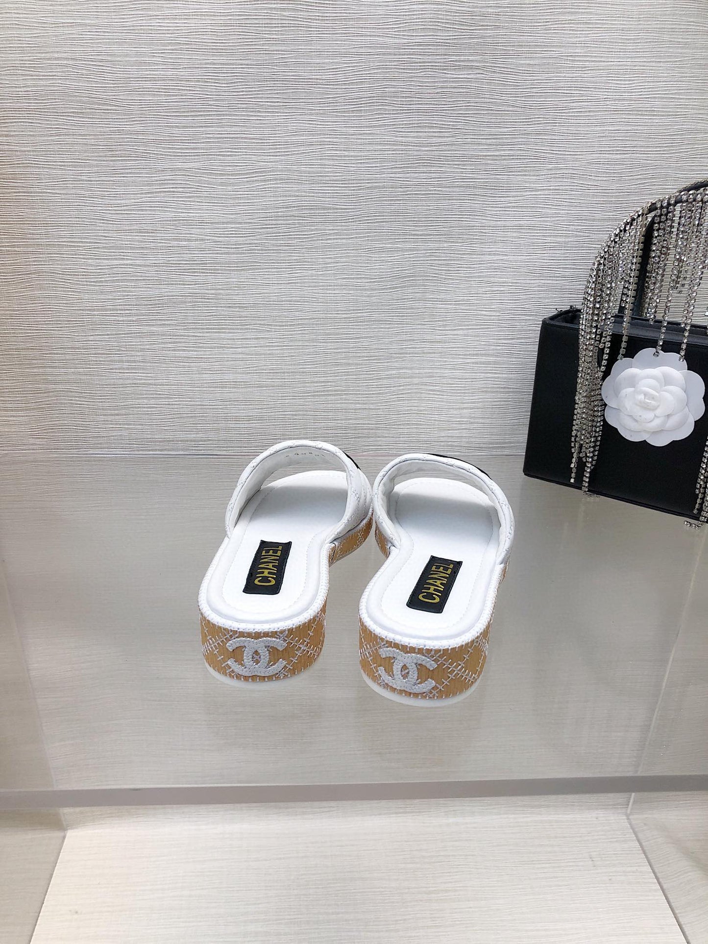 CE-Embroidered logo slippers