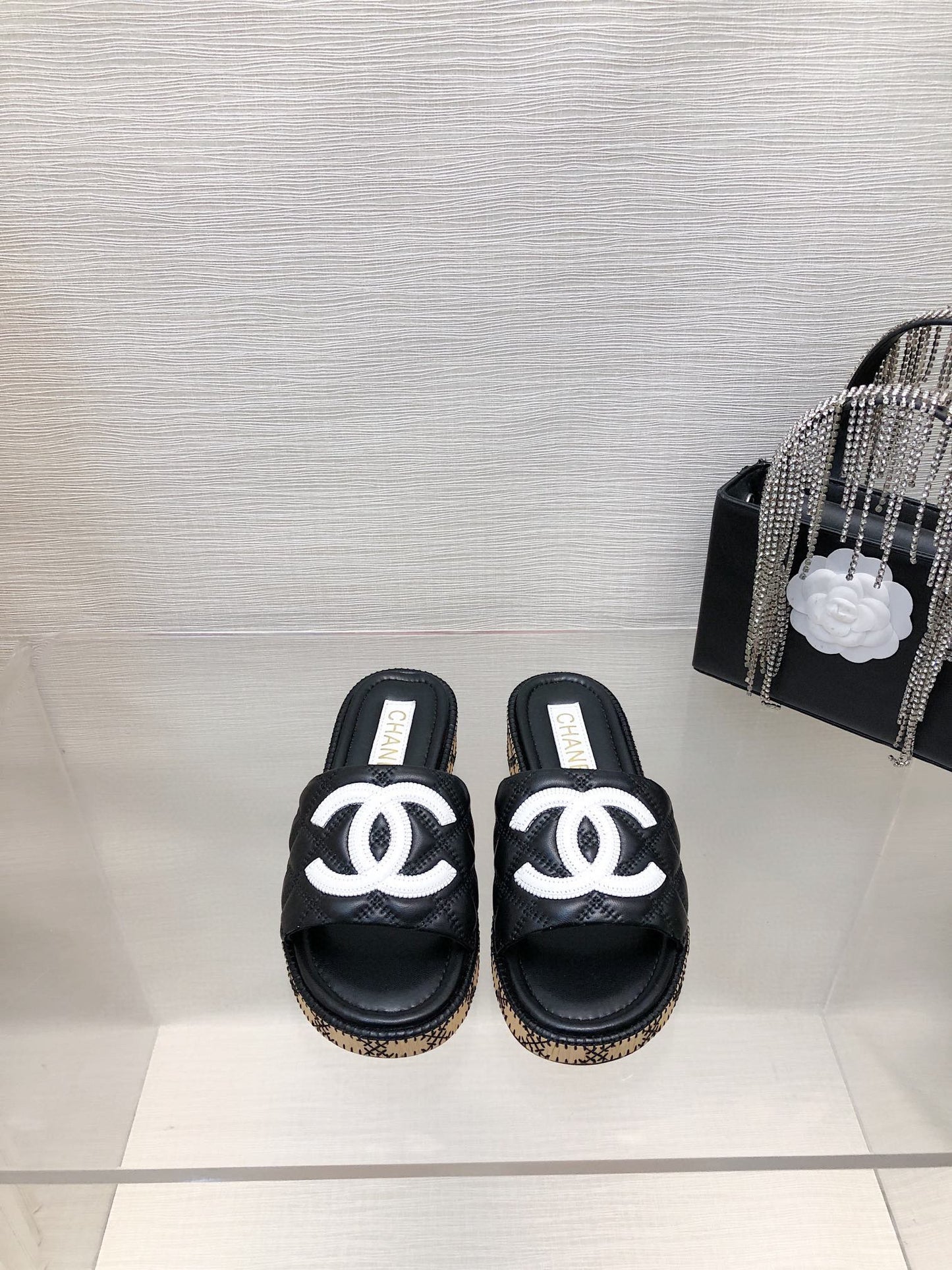 CE-Embroidered logo slippers