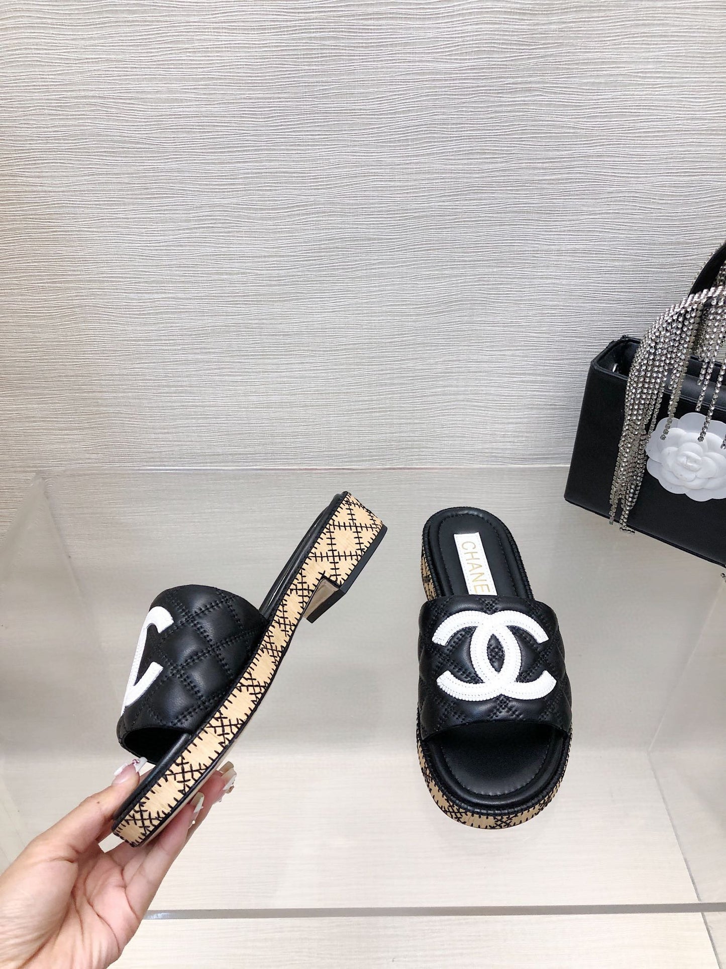 CE-Embroidered logo slippers
