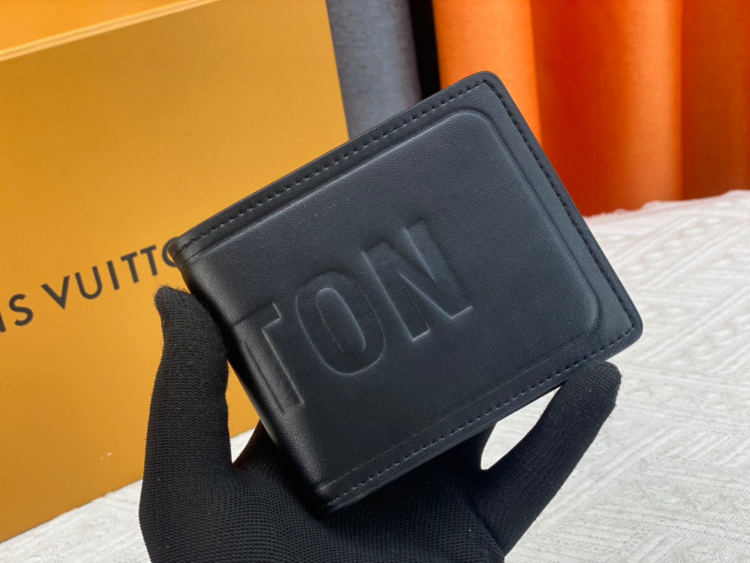 L- canvas with a soft leather lining