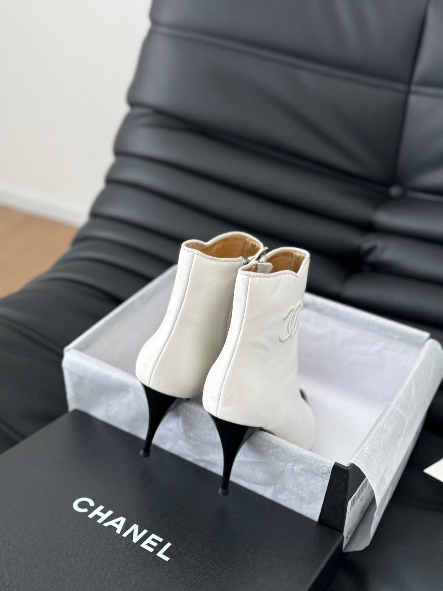 CE-Embroidered short boots